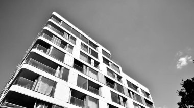 Düz binaları olan modern bir apartman dairesi. Yeni lüks ev ve kompleksin ayrıntıları. Siyah ve beyaz.