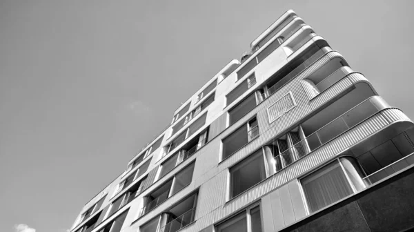 现代公寓的碎片 外置平房 新的豪华住宅和家庭综合设施的细节 黑人和白人 — 图库照片