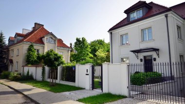 Varşova, Polonya. 19 Haziran 2022. Stary Zoliborz barışçıl bir bölge ve küçük mimari harikaların bir karışımıdır. Fonksiyonellik, estetik ve tarih burada iç içe geçer..