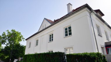 Varşova, Polonya. 19 Haziran 2022. Stary Zoliborz barışçıl bir bölge ve küçük mimari harikaların bir karışımıdır. Fonksiyonellik, estetik ve tarih burada iç içe geçer..