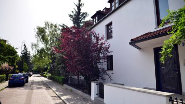 Varşova, Polonya. 19 Haziran 2022. Stary Zoliborz barışçıl bir bölge ve küçük mimari harikaların bir karışımıdır. Fonksiyonellik, estetik ve tarih burada iç içe geçer..