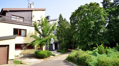 Varşova, Polonya. 19 Haziran 2022. Stary Zoliborz barışçıl bir bölge ve küçük mimari harikaların bir karışımıdır. Fonksiyonellik, estetik ve tarih burada iç içe geçer..