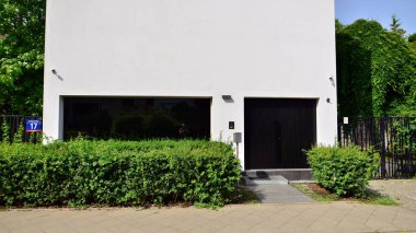 Varşova, Polonya. 19 Haziran 2022. Stary Zoliborz barışçıl bir bölge ve küçük mimari harikaların bir karışımıdır. Fonksiyonellik, estetik ve tarih burada iç içe geçer..