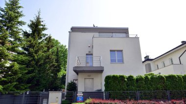 Varşova, Polonya. 19 Haziran 2022. Stary Zoliborz barışçıl bir bölge ve küçük mimari harikaların bir karışımıdır. Fonksiyonellik, estetik ve tarih burada iç içe geçer..