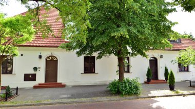 Varşova, Polonya. 19 Haziran 2022. Stary Zoliborz barışçıl bir bölge ve küçük mimari harikaların bir karışımıdır. Fonksiyonellik, estetik ve tarih burada iç içe geçer..