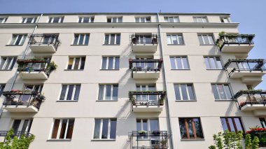 Varşova, Polonya. 19 Haziran 2022. Stary Zoliborz barışçıl bir bölge ve küçük mimari harikaların bir karışımıdır. Fonksiyonellik, estetik ve tarih burada iç içe geçer..