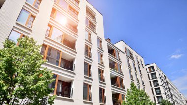 Modern lüks konut dairesi. Güneşli bir günde modern apartman binası. Mavi gökyüzü olan bir apartman. Modern bir apartmanın cephesi.