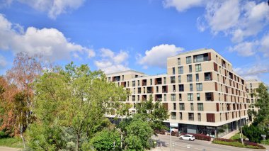 Varşova, Polonya. 14 Temmuz 2022. Modern konutlar. 19. bölge. Wola bölgesinde modern bir yerleşim bölgesi..