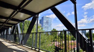 Varşova, Polonya. 14 Temmuz 2022. Warszawa Gwna tren istasyonunun üstündeki yaya köprüsünden Varşova gökdelenlerinin manzarası..