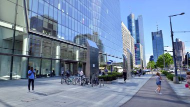 Varşova, Polonya. 14 Temmuz 2022. Güneşli bir günde şehirde yaya trafiği var. Şehirde yürüyordum. Kaldırımlarda yürüyen yayalar..