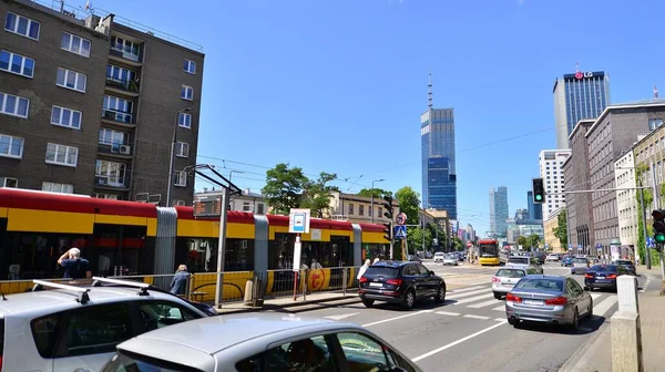 Warschau Polen Juli 2022 Wegverkeer Stad Openbare Gebouwen Kantoorgebouwen Zonnige — Stockfoto