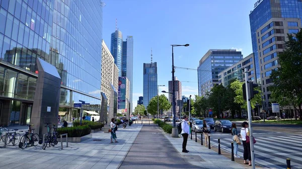 Varsovia Polonia Julio 2022 Tráfico Peatonal Ciudad Día Soleado Caminando — Foto de Stock