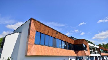 Beyaz alüminyum kompozit panelli ofis binası. Cam ve metalden yapılmış ön duvar. Soyut modern iş mimarisi.