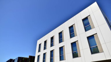 Beyaz alüminyum kompozit panelli ofis binası. Cam ve metalden yapılmış ön duvar. Soyut modern iş mimarisi.