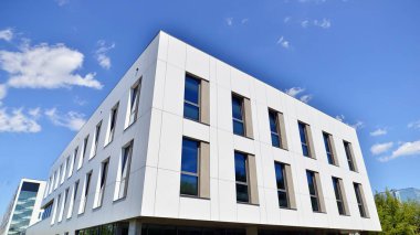 Beyaz alüminyum kompozit panelli ofis binası. Cam ve metalden yapılmış ön duvar. Soyut modern iş mimarisi.