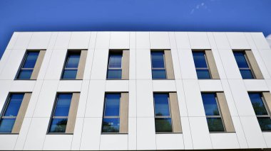 Beyaz alüminyum kompozit panelli ofis binası. Cam ve metalden yapılmış ön duvar. Soyut modern iş mimarisi.