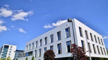 Beyaz alüminyum kompozit panelli ofis binası. Cam ve metalden yapılmış ön duvar. Soyut modern iş mimarisi.