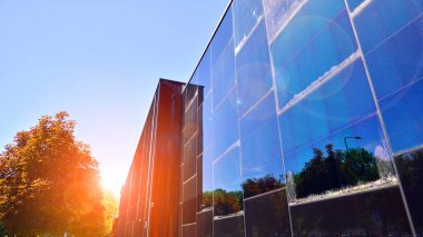 Modern cephe benzersiz çelik ve cam malzemelerle kaplı..