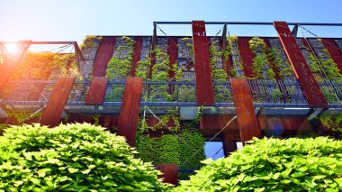 Modern cephe benzersiz çelik ve cam malzemelerle kaplı..