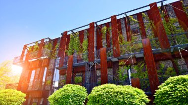 Modern cephe benzersiz çelik ve cam malzemelerle kaplı..