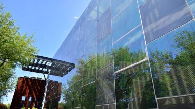 Mimarlık detayları. Güneşli bir günde modern cam bina cephesi. İş geçmişi.