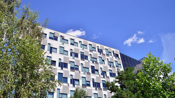 Архитектурные детали. Современный стеклянный фасад здания в солнечный день. Бизнес фон.