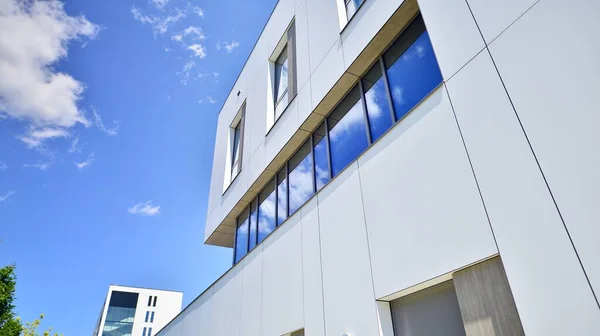 Edificio Oficinas Con Paneles Compuestos Aluminio Blanco Pared Fachada Cristal — Foto de Stock