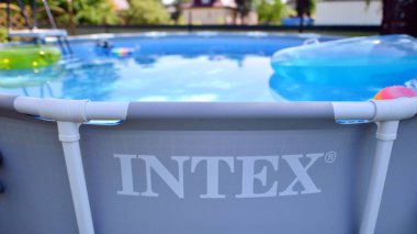 Varşova, Polonya. 19 Temmuz 2022. Intex 'i imzala. Şirket tabelası Intex. Yüzme havuzu. 