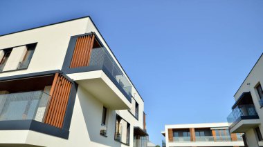 Mavi bulutlu gökyüzü arka plan üzerinde yeni daire binaların dış. Hiçbir insan. Emlak iş kavramı.