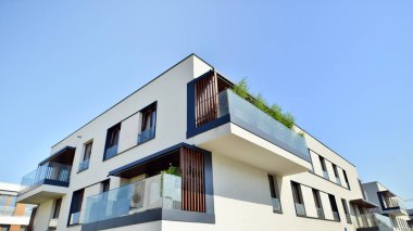 Mavi bulutlu gökyüzü arka plan üzerinde yeni daire binaların dış. Hiçbir insan. Emlak iş kavramı.