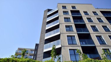 Mavi bulutlu gökyüzü arka plan üzerinde yeni daire binaların dış. Hiçbir insan. Emlak iş kavramı.