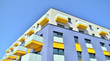 Mavi bulutlu gökyüzü arka plan üzerinde yeni daire binaların dış. Hiçbir insan. Emlak iş kavramı.