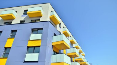 Mavi bulutlu gökyüzü arka plan üzerinde yeni daire binaların dış. Hiçbir insan. Emlak iş kavramı.