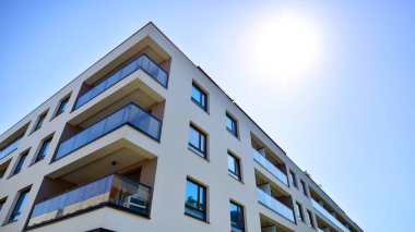 Mavi bulutlu gökyüzü arka plan üzerinde yeni daire binaların dış. Hiçbir insan. Emlak iş kavramı.