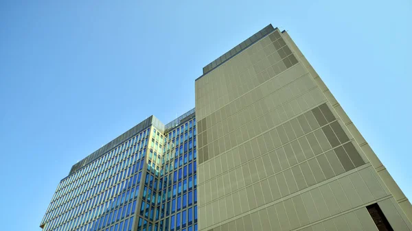 Edifício Escritórios Fundo Céu Azul Edifício Alto Centro Cidade — Fotografia de Stock