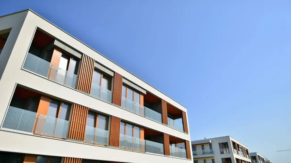 Außenansicht Neuer Mehrfamilienhäuser Vor Blauem Wolkenverhangenem Himmel Kein Volk Geschäftskonzept — Stockfoto