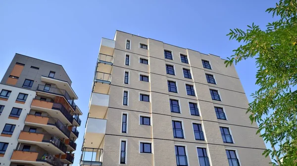 Extérieur Nouveaux Immeubles Appartements Sur Fond Bleu Ciel Nuageux Pas — Photo