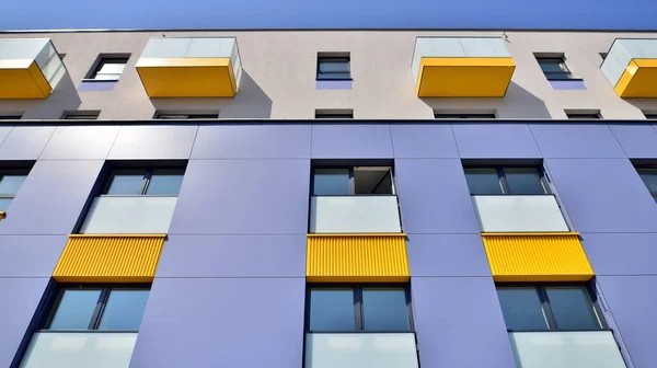 Exterior Novos Edifícios Apartamentos Fundo Azul Céu Nublado Não Pessoas — Fotografia de Stock