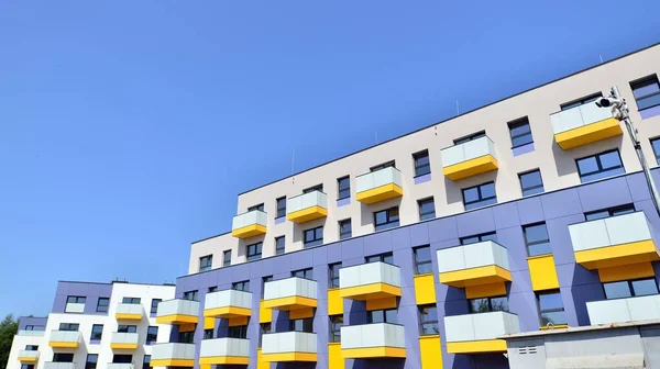 Exterior Los Nuevos Edificios Apartamentos Sobre Fondo Azul Cielo Nublado — Foto de Stock