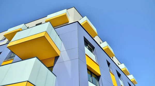 Exterior Novos Edifícios Apartamentos Fundo Azul Céu Nublado Não Pessoas — Fotografia de Stock