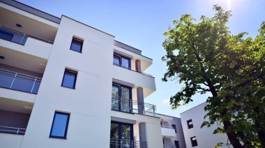 Modern lüks konut dairesi. Güneşli bir günde modern apartman binası. Mavi gökyüzü olan bir apartman. Modern bir apartmanın cephesi.