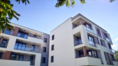 Modern lüks konut dairesi. Güneşli bir günde modern apartman binası. Mavi gökyüzü olan bir apartman. Modern bir apartmanın cephesi.