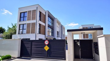 Varşova, Polonya. 28 Temmuz 2022. Yüksek güvenlikli toplu konutlar 