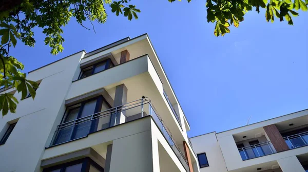 現代の高級住宅フラット 晴れた日に現代的なアパートの建物 青い空のアパートの建物 近代的なアパートのファサード — ストック写真