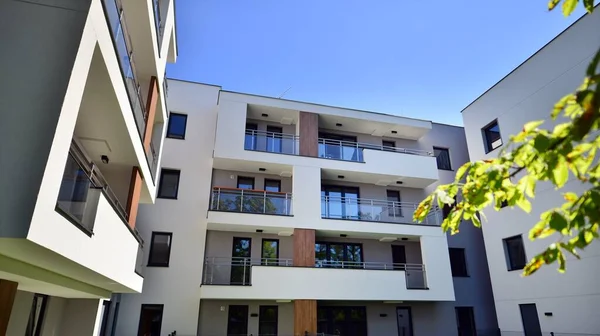 Modern lüks konut dairesi. Güneşli bir günde modern apartman binası. Mavi gökyüzü olan bir apartman. Modern bir apartmanın cephesi.