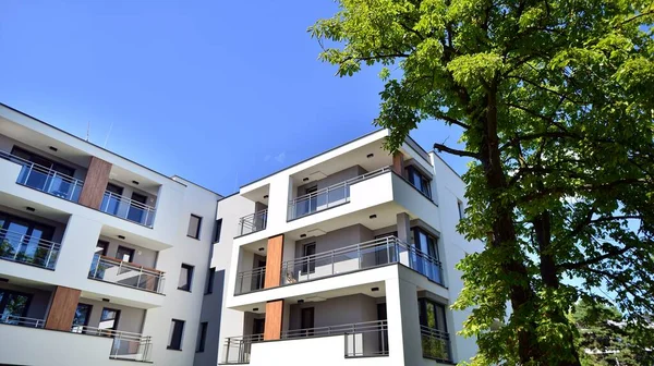 Modern lüks konut dairesi. Güneşli bir günde modern apartman binası. Mavi gökyüzü olan bir apartman. Modern bir apartmanın cephesi.