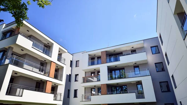 Modern lüks konut dairesi. Güneşli bir günde modern apartman binası. Mavi gökyüzü olan bir apartman. Modern bir apartmanın cephesi.