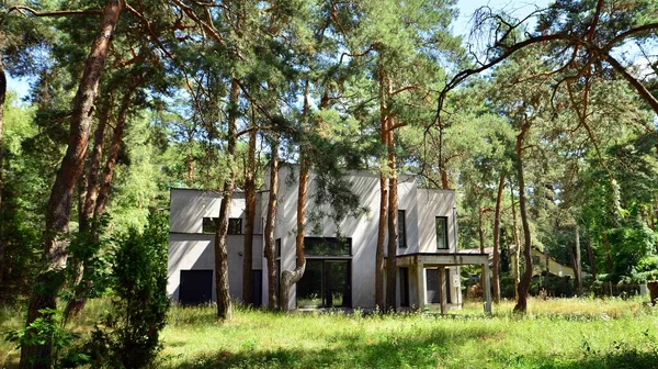 Abandoned Modern Single Family House Standing Forest — Foto de Stock