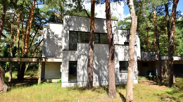 Abandoned Modern Single Family House Standing Forest — Stock Photo, Image