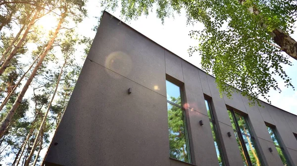 Modern Office Building Trees Calm Green Neighborhood — Stock Photo, Image